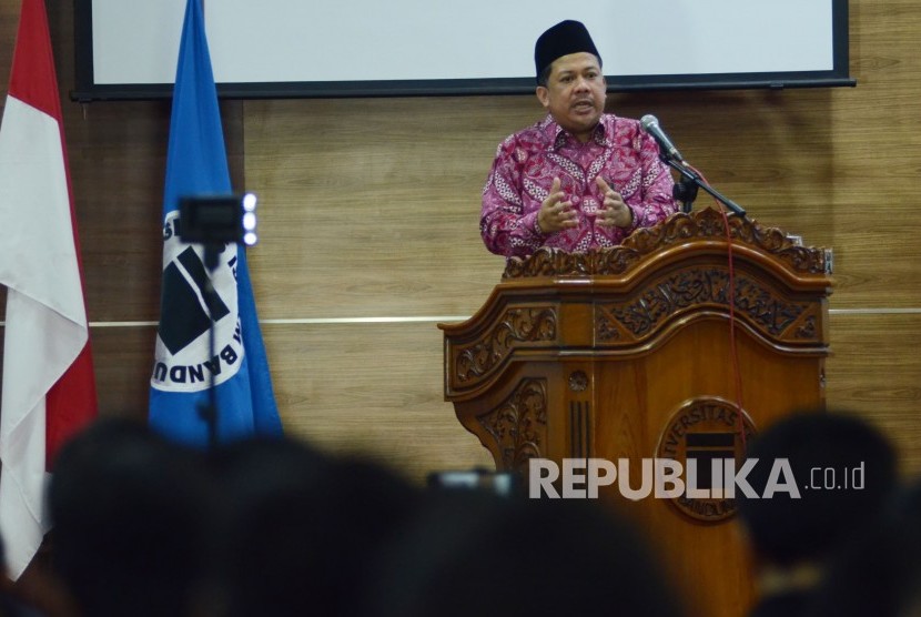 Wakil Ketua DPRD RI Fahri Hamzah hadir sebagai Keynote Speech pada acara Parlemen Kampus, di Aula Universitas Islam Bandung (Unisba), Kota Bandung, Kamis (22/11). 