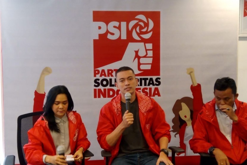 Anggota DPRD PSI DKI Jakarta, Rian Ernest Tanudjaja (tengah). 