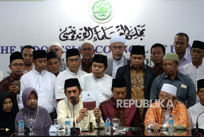 Wakil Ketua GNPF-MUI Zaitun Rasmin bersama Ketua GNPF-MUI Bachtiar Nasir menggelar konferensi pers pernyataan sikap GNPF-MUI terkait perlakuan terhadap KH Maruf Amin saat sidang penistaan agama di Jakarta, Jumat (3/2).