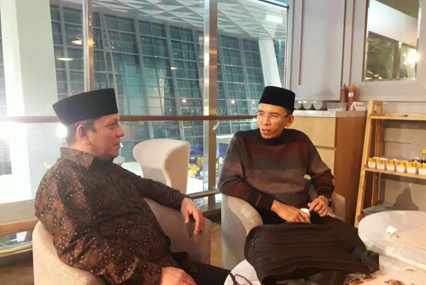 Wakil Ketua Harian Panitia MTQN ke-27 Sumut Ivan Iskandar Batubara berdiskusi dengan Gubernur NTB HM Zainul Majdi di Jakarta.