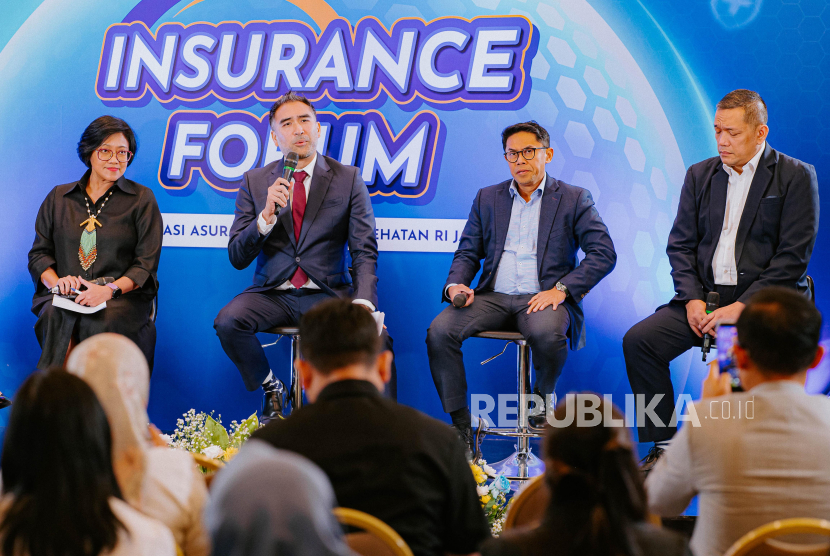 Wakil Ketua I PERDOKJASI Emira E. Oepangat, President Director Prudential Syariah Iskandar Ezzahuddin, Direktur Utama BRI Life Aris Hartanto, dan Ketua Dewan Asuransi Indonesia dan CEO SedanaRe Yulius Bhayangkara (dari kiri) menjadi pembicara dalam acara Insurance Forum 2025, di Jakarta, beberapa waktu lalu. Pergeseran gaya hidup masyarakat yang semakin mengarah pada produk-produk yang berbasis syariah, memberi peluang bagi industri asuransi syariah untuk lebih memperkenalkan manfaat perlindungan finansial yang sesuai dengan nilai-nilai syariah, termasuk proteksi kesehatan. Prudential Syariah menegaskan komitmennya dalam menghadirkan layanan perlindungan berbasis syariah yang simple dan mudah dijangkau masyarakat.