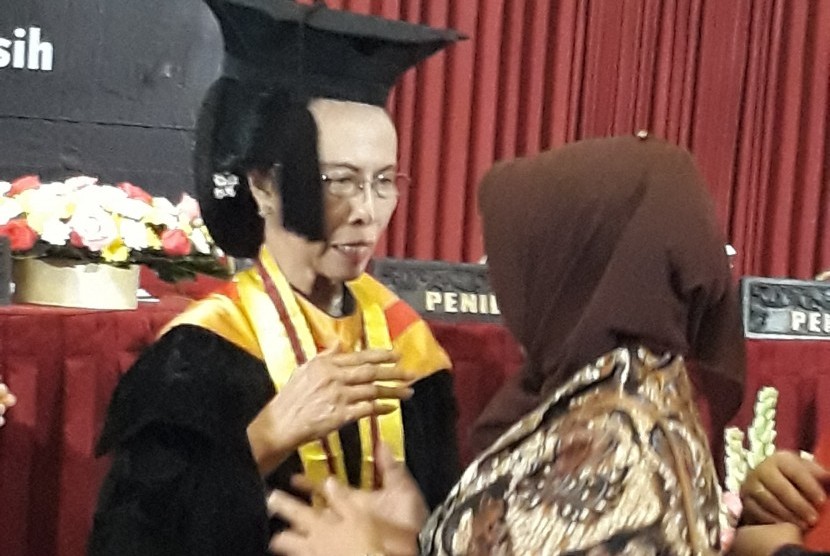 Wakil Ketua I Yayasan kanker Indonesia Cabang DIY, IM Sunarsih, usai ujian promosi doktor di Fakultas Kedokteran Kesehatan Masyarakat dan Keperawatan UGM, di Auditorium FKKMK.