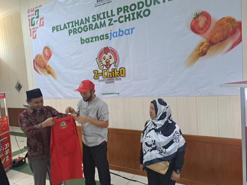  Wakil Ketua II Bidang Pendistribusian dan Pendayagunaan BAZNAS Jabar Ali Kosim memberikan apron pada peserta pelatihan program Z-Chiko.