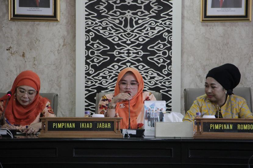 Wakil Ketua IKIAD Jawa Barat Elis Oleh Soleh (tengah) dan Sekretaris IKIAD Jawa Barat Lina Sidkon Djampi (kiri) bersama IIAD Kabupaten Sumedang, akhir pekan lalu