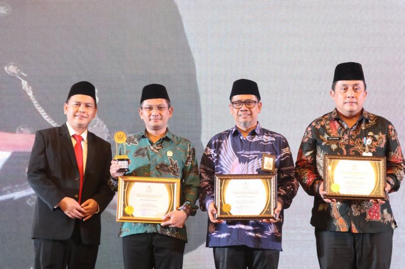 Wakil Ketua IV Baznas  Kota Depok, Agus Dwi Cahyono (kedua dari kiri) saat menerima penghargaan di ajang Baznas Jabar Award 2022.