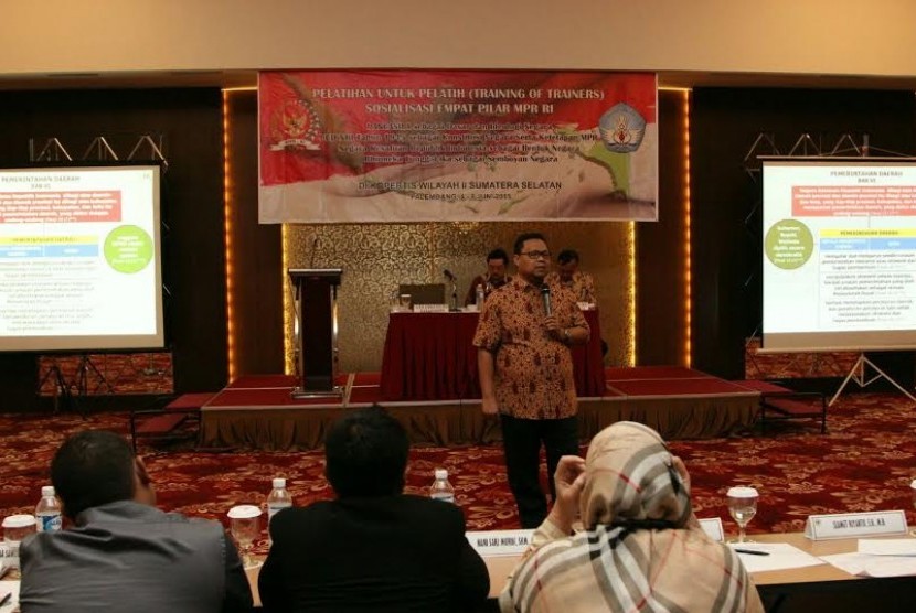  Wakil Ketua Komisi Dua MPR RI Lukman Edy saat memberikan materi Sosialisasi Empat Pilar MPR metode ToT di hadapan 100 dosen di lingkungan kopertis II Sumatera Selatan, Jumat (5/6)