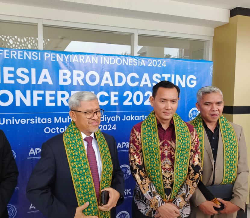 Wakil Ketua Komisi I DPR Ahmad Heryawan, Ketua KPI Ubaidillah, dan Komisioner KPI Amin Shabana saat jumpa pers di sela-sela Konferensi Penyiaran Indonesia 2024 di Auditorium KH Ahmad Azhar Basyir di kampus UMJ, Ciputat, Tangerang Selatan, Rabu (30/10/2024).