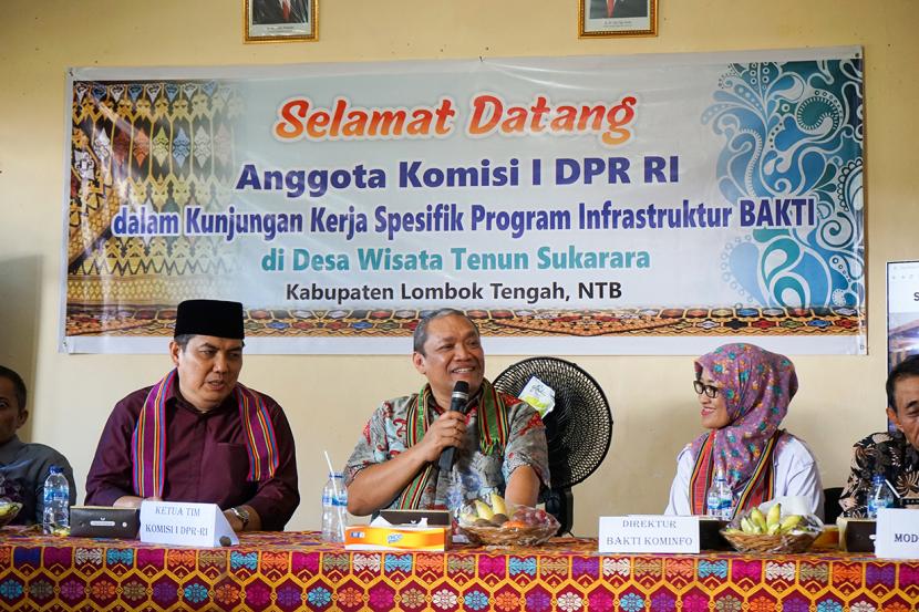 Wakil Ketua Komisi I DPR Bambang Kristiono (tengah).