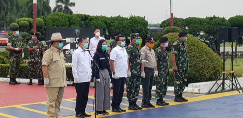 Ketua Komisi I DPR Meutya Hafid (ketiga dari kiri) ketika memantau kedatangan pesawat Hercules C-130 milik TNI Angkatan Udara yang membawa alat kesehatan (alkes) dan obat-obatan dari Shanghai, China, di Bandara Halim Perdanakusuma, Jakarta.