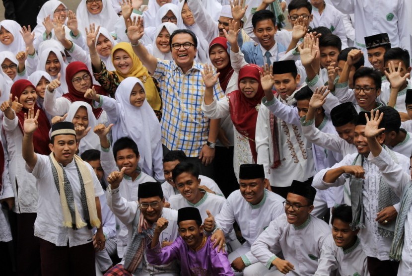 Wakil Ketua Komisi I DPR, Tantowi Yahya, bersama ratusan pelajar Madrasah Aliyah Negeri 12, Kosambi Cengkareng, Jakarta , Jumat 24/4).