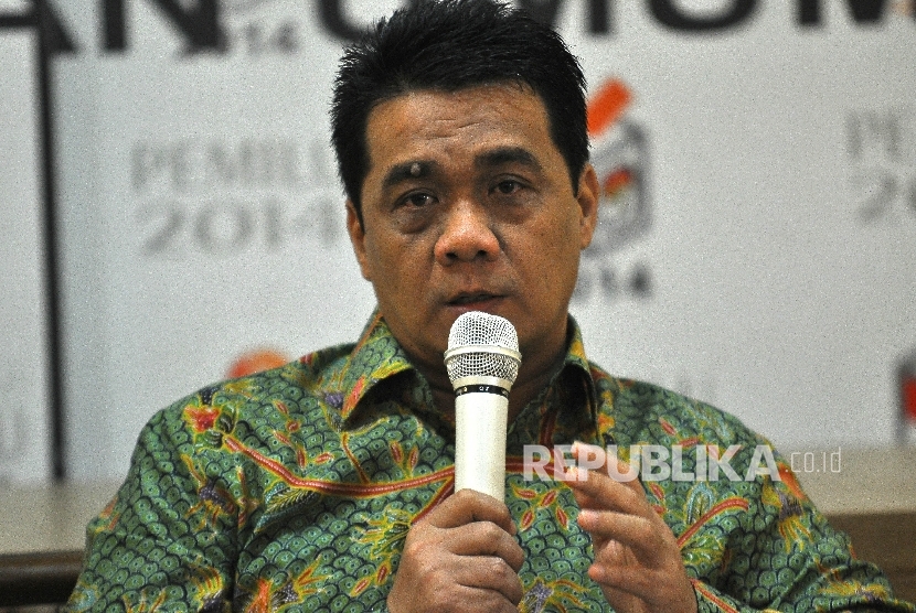 Wakil Ketua Komisi II DPR RI Ahmad Riza Patria memberikan paparannya saat Diskusi Media di Kantor KPU RI, Jakarta, Selasa (3/10).