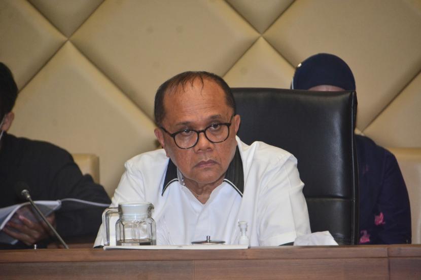 Wakil Ketua Komisi II DPR RI, Junimart Girsang, mengatakan DPR meminta jalur pengangkatan pegawai pemerintah dengan perjanjian kerja (PPPK), dihentikan sementara.
