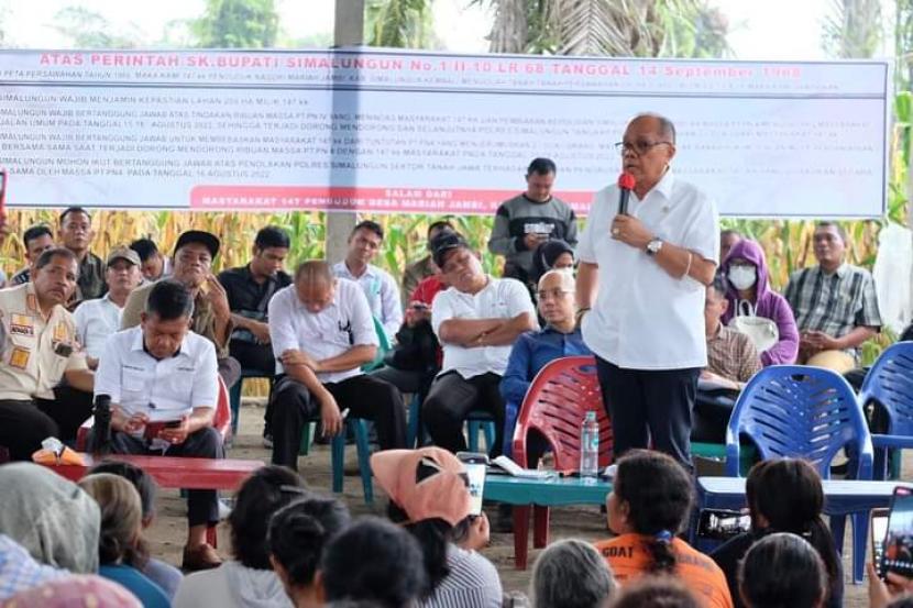 Wakil Ketua Komisi II DPR RI Junimart Girsang menyoroti penahanan dua warga Desa Mariah Jambi Kabupaten Simalungun, Sumatra Utara (Sumut).