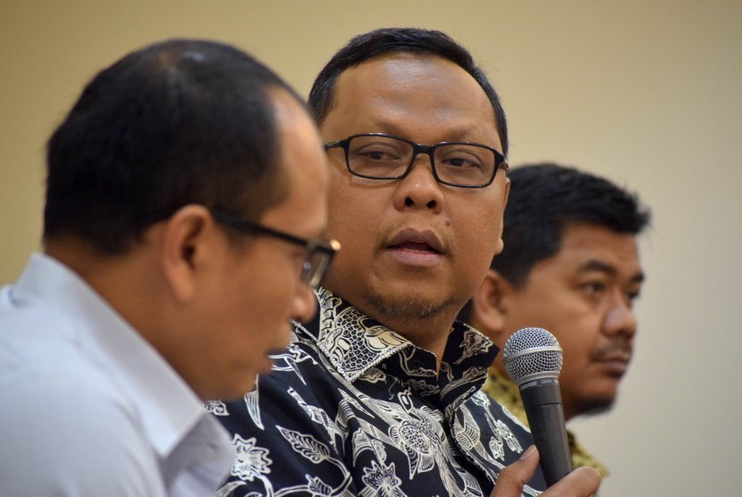 Wakil Ketua Komisi II DPR RI Lukman Edy (tengah).