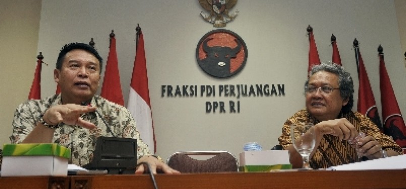  Wakil Ketua Komisi II DPR-RI, TB Hasanuddin (kiri), bersama anggota F-PDIP Heri Akhmadi (kanan) memaparkan pembahasan draf RUU Intelijen saat audiensi dengan Koalisi Advokasi, di Jakarta.