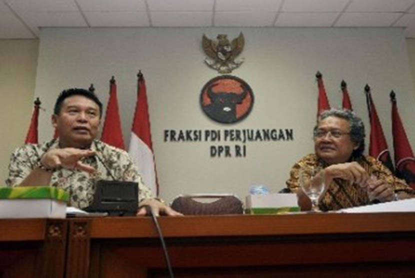  Wakil Ketua Komisi II DPR-RI, TB Hasanuddin (kiri), bersama anggota F-PDIP Heri Akhmadi (kanan) memaparkan pembahasan draf RUU Intelijen saat audiensi dengan Koalisi Advokasi, di Jakarta.