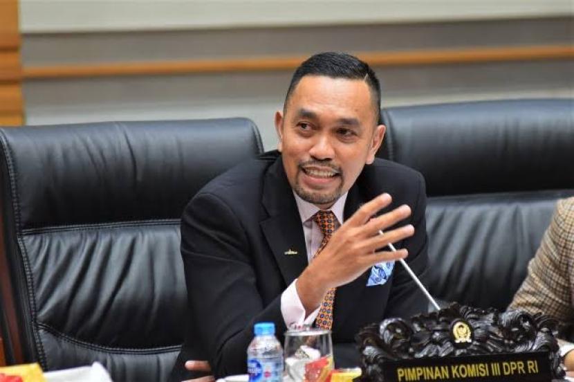 Wakil Ketua Komisi III DPR RI Ahmad Sahroni mengaku miris terkait kejadian seorang purnawirawan polisi berinisial IKA (63 tahun), ditangkap karena meneror dan memeras dua orang warga di Desa Penarungan, Kabupaten Badung, Bali. 