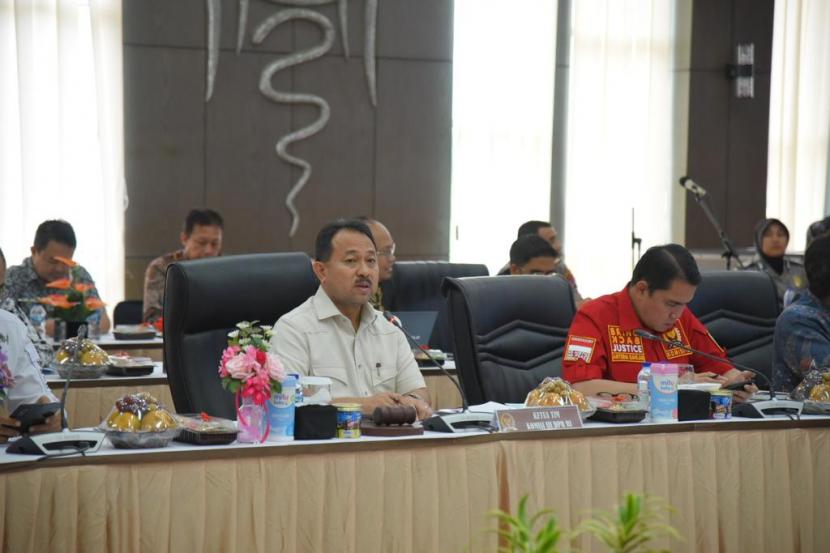 Wakil Ketua Komisi III DPR RI Pangeran Khairul Saleh saat memimpin kunjungan spesifik Komisi III DPR RI terkait meminta masukan revisi UU No.35 Tahun 2009 tentang Narkotika dari Kapolda, Kajati, Kepala BNNP Provinsi Sumatera Barat, di Kota Padang, Jumat (02/12/2022).