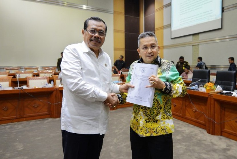 Wakil Ketua Komisi III DPR RI Trimedya Panjaitan (kanan) bersama Jaksa Agung Muhammad Prasetyo (kanan).