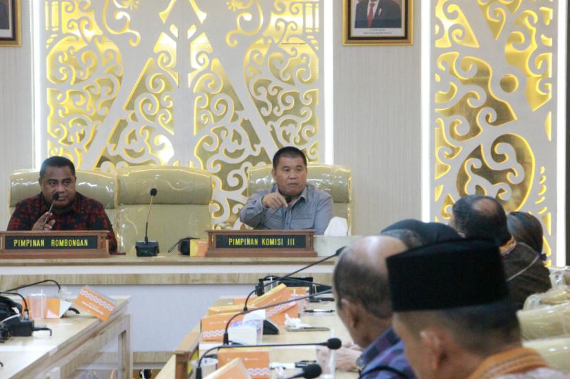Wakil Ketua Komisi III DPRD Jawa Barat Sugianto Nangolah menjawab sejumah pertanyaan anggota Komisi III DPRD Provinsi Maluku dalam studi bandingnya ke DPRD Jabar, Kota Bandung, Selasa (29/8/2023).