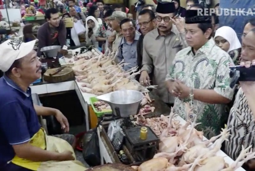 Wakil Ketua Komisi IV Dewan Perwakilan Rakyat (DPR) Viva Yoga Mauladi bersama Kementerian Pertanian melakukan kunjungan ke pasar tradisional Wonokromo, Surabaya.