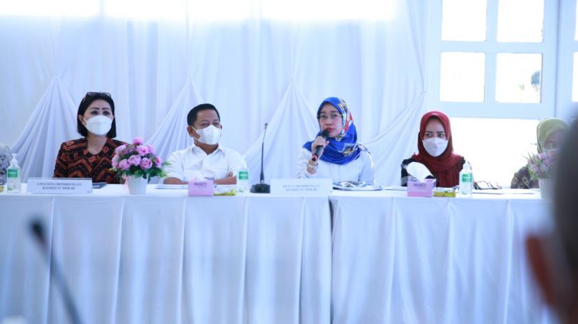 Wakil Ketua Komisi IV DPR RI, Anggia Erma Rini, bersama rombongan didampingi Tim Kementerian Pertanian (Kementan) yang dipimpin Direktur Jenderal Tanaman Pangan, Suwandi melakukan rapat koordinasi guna memastikan ketersediaan pangan pokok di wilayah Sulawesi Tenggara, Selasa (19/4/2022).