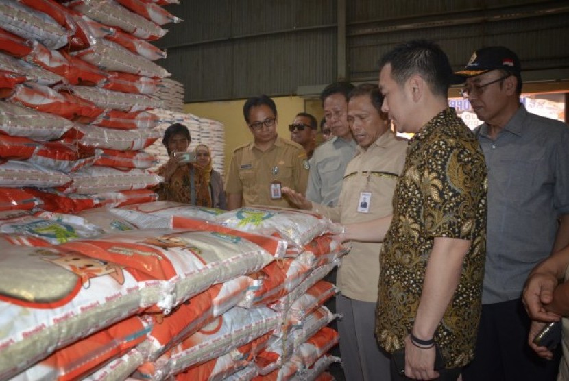 Wakil Ketua Komisi IV DPR RI Daniel Johan mengapresiasi kinerja Bulog Divisi Regional Kalimantan Barat yang telah berusaha mengamankan stok dan melakukan stabilisasi harga pangan di Kalimantan Barat. 