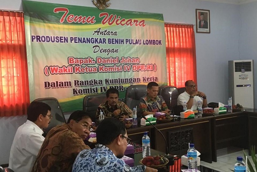 Wakil Ketua Komisi IV DPR RI, Daniel Johan saat Temu Wicara dengan Produsen Penangkar di Pulau Lombok, NTB, Jumat (17/1).