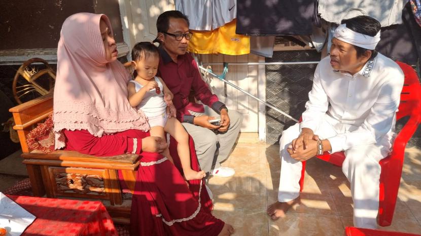 Wakil Ketua Komisi IV DPR RI Dedi Mulyadi (kanan) menemui langsung keluarga korban bentrokan di lahan Pabrik Gula (PG) Jatitujuh Kecamatan Jatitujuh, Kabupaten Majalengka, Kamis (7/10/2021).
