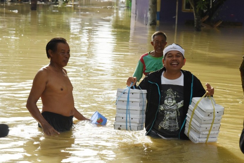 Wakil Ketua Komisi IV DPR RI, Dedi Mulyadi mengantarkan bantuan makanan untuk warga korban banjir. (ilustrasi)