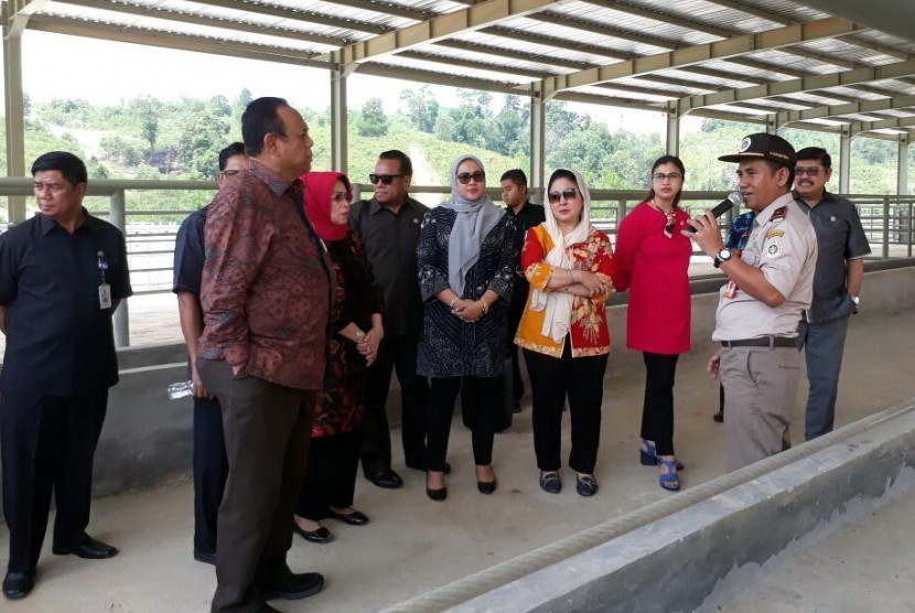 Wakil Ketua Komisi IV DPR RI, Siti Hediati Soeharto bersama 13 anggota DPR melakukan kunjungan kerja ke Balai Karantina Pertanian Kelas 1 Balikpapan dan Instalasi Karantina Hewan, Selasa (2/5). Foto: Muhammad Fauzi Ridwan/Republika