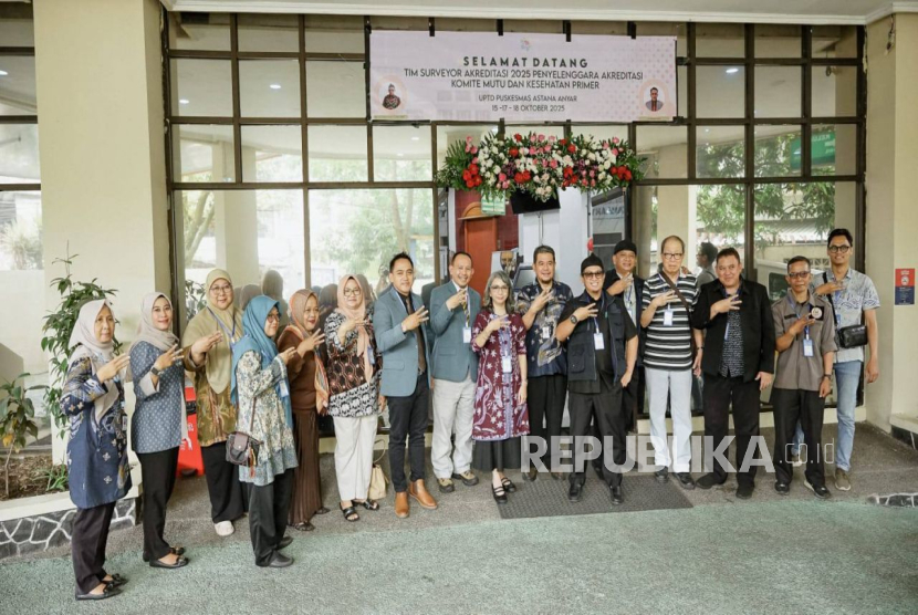 Wakil Ketua Komisi IV DPRD Kota Bandung, Rizal Khairul bersama Soni Daniswara yang juga Ketua Badan Kehormatan DPRD Kota Bandung sekaligus anggota Komisi IV, menjadi narasumber dalam wawancara lintas sektor akreditasi Puskesmas Astanaanyar yang digelar pada Sabtu (18/10/25).