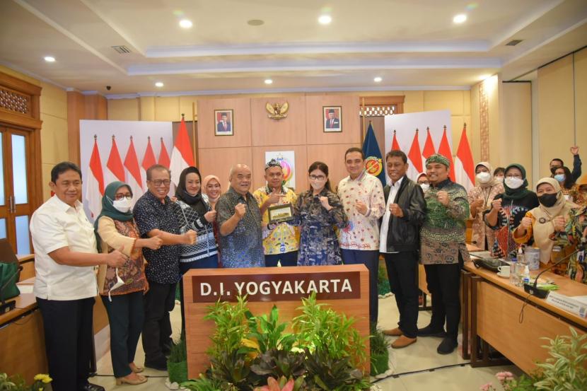 Wakil Ketua Komisi IX DPR RI Emanuel Melkiades Laka Lena sampaikan bahwa pelaksanaan vaksinasi di Provinsi Daerah Istimewa Yogyakarta (DIY) sudah berjalan sangat baik. 