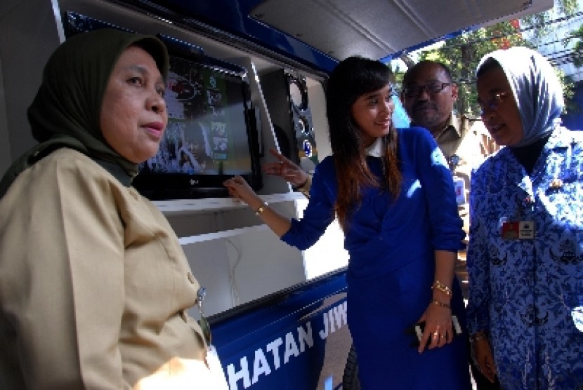 Wakil Ketua Komisi IX DPR RI,Psikiater Nova Riyanti Yusuf, Direktur Bina Kesehatan Jiwa Kemenkes Edward Riyadi, Kepala Dinas Kesehatan Provinsi DKI Jakarta Dr. Dien Ermawati M.Kes, pada peluncuran Mobile Mental Health Service. 