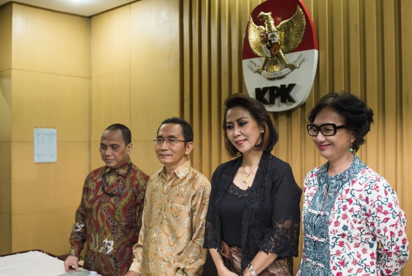 Wakil Ketua Komisi Pemberantasan Korupsi (KPK) Adnan Pandu Praja (kedua kiri) bersama pelaksana tugas (Plt) pimpinan KPK Indriyanto Seno Adji (kiri), anggota Pansel Pimpinan KPK Natalia Subagyo (kanan) dan Yenti Garnasih (kedua kanan) memberi keterangan pe