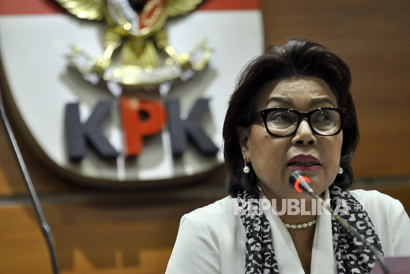  Wakil Ketua Komisi Pemberantasan Korupsi (KPK) Basaria Panjaitan memberikan keterangan saat konferensi pers terkait kasus suap dan gratifikasi Bupati Kutai Kertanegara (Kukar), Kalimantan Timur Rita Widyasari di Gedung KPK, Jakarta, Kamis (28/9). 