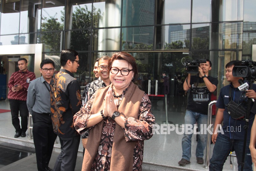 Wakil Ketua Komisi Pemberantasan Korupsi (KPK) Basaria Panjaitan (tengah) berjabat tangan dengan wartawan saat halalbihalal di halaman Gedung KPK, Jakarta, Senin (10/6/2019).