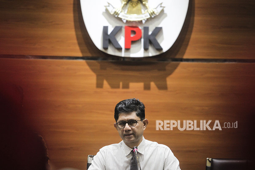 Wakil Ketua Komisi Pemberantasan Korupsi (KPK) Laode M Syarif memberikan keterangan kepada media terkait penetapan dan pengembangan tersangka dan kasus terbaru di gedung KPK, Jakarta, Jumat (18/5).