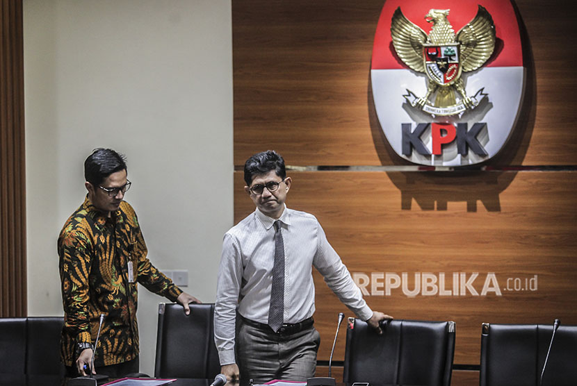 Wakil Ketua Komisi Pemberantasan Korupsi (KPK) Laode M Syarif (kanan) didampingi Juru Bicara KPK Febri Diansyah (kiri) bersiap memberikan keterangan kepada media terkait penetapan dan pengembangan tersangka dan kasus terbaru di gedung KPK, Jakarta, Jumat (18/5). 