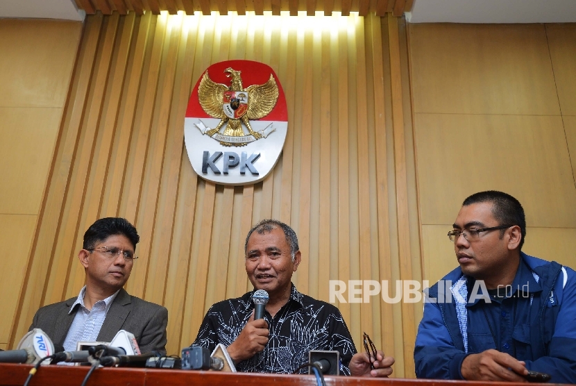 Wakil Ketua Komisi Pemberantasan Korupsi (KPK) Laode Muhammad Syarif (kiri) bersama Ketua KPK Agus Rahardjo (tengah) memberikan keterangan kepada media saat menggelar konferensi pers di Gedung KPK, Senin (1/2).   (Republika/Raisan Al Farisi)