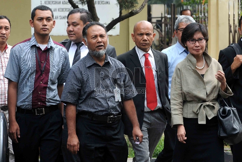  Wakil Ketua KPK nonaktif, Bambang Widjojanto beserta tim kuasa hukum mendatangi Bareskrim Mabes Polri, Jakarta, Selasa (24/2).   (Republika/Agung Supriyanto)