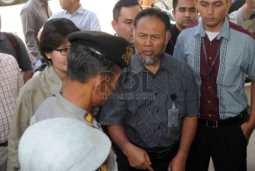  Wakil KPK nonaktif, Bambang Widjojanto beserta tim kuasa hukum mendatangi Bareskrim Mabes Polri, Jakarta, Selasa (24/2).  (Republika/Agung Supriyanto)