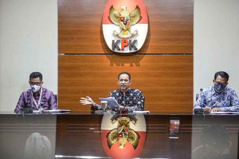 Wakil Ketua Komisi Pemberantasan Korupsi (KPK) Nurul Ghufron (tengah) didampingi Pelaksana tugas Kepala Biro Sumber Daya Manusia Yonathan Demme (kiri) dan Plt Juru Bicara Ali Fikri (kanan) memberikan keterangan pers di Gedung KPK, Jakarta, Kamis (5/8/2021). KPK menyatakan keberatan atas Laporan Akhir Hasil Pemeriksaan (LAHP) Ombudsman RI mengenai proses alih status pegawai menjadi aparatur sipil negara (ASN) melalui tes wawasan kebangsaan (TWK).