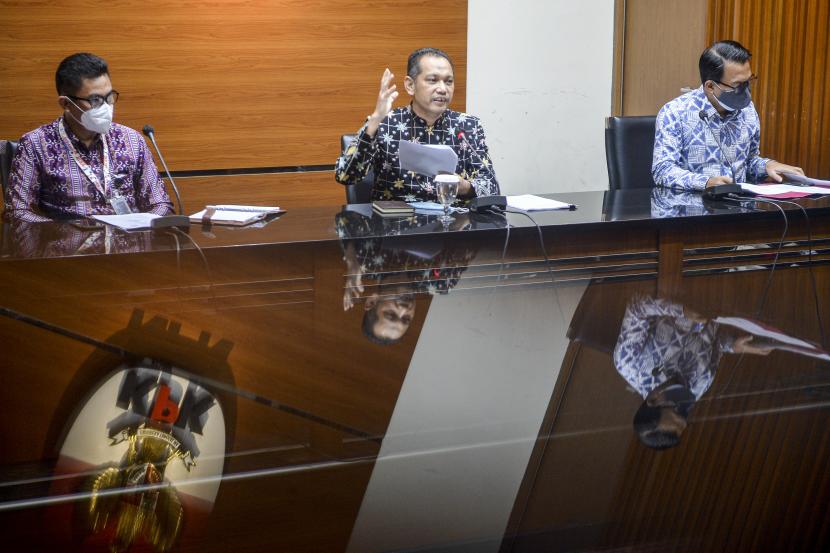 Wakil Ketua Komisi Pemberantasan Korupsi (KPK) Nurul Ghufron (tengah) didampingi Pelaksana tugas Kepala Biro Sumber Daya Manusia Yonathan Demme (kiri) dan Plt Juru Bicara Ali Fikri (kanan) memberikan keterangan pers di Gedung KPK, Jakarta, Kamis (5/8/2021). KPK menyatakan keberatan atas Laporan Akhir Hasil Pemeriksaan (LAHP) Ombudsman RI mengenai proses alih status pegawai menjadi aparatur sipil negara (ASN) melalui tes wawasan kebangsaan (TWK)