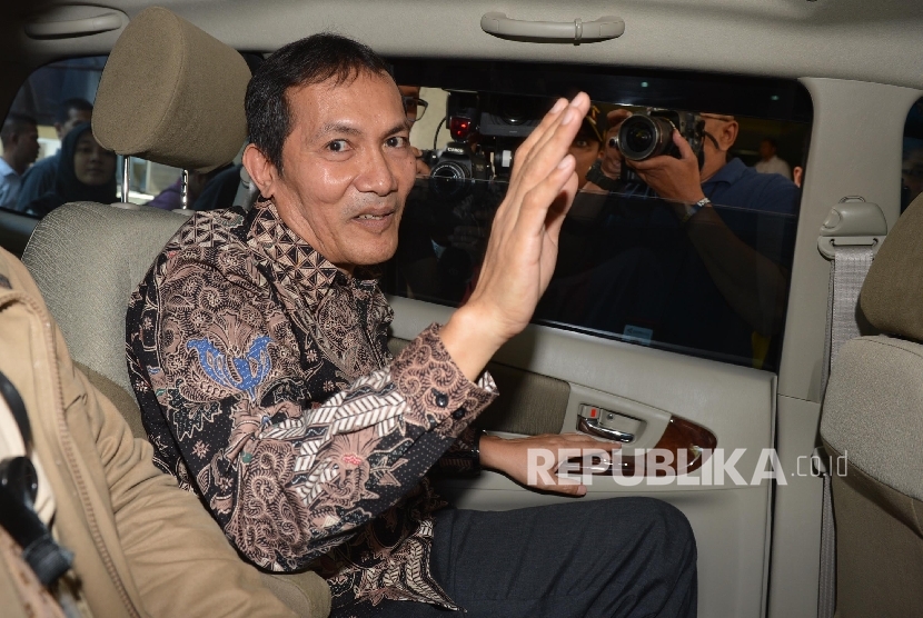 Wakil Ketua Komisi Pemberantasan Korupsi (KPK) Saut Situmorang memasuki kendaraannya usai menjalani pemeriksaan di Gedung Bareskrim Polri, Jakarta, Kamis (16/6).