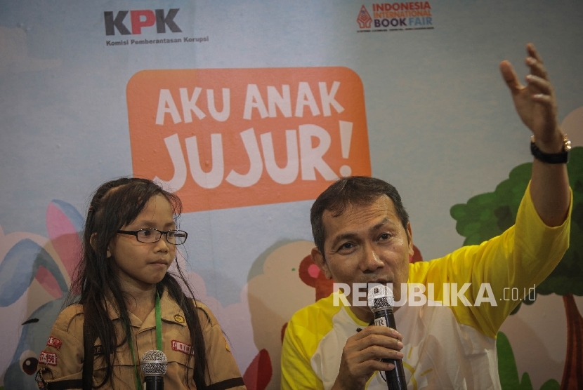 Wakil Ketua Komisi Pemberantasan Korupsi (KPK) Saut Situmorang memberikan dongeng kepada siswa Sekolah Dasar (SD) yang sedang mengunjungi Indonesia International Book Fair (IIBF) 2016 di Jakarta Convention Center, Sabtu (1/10).