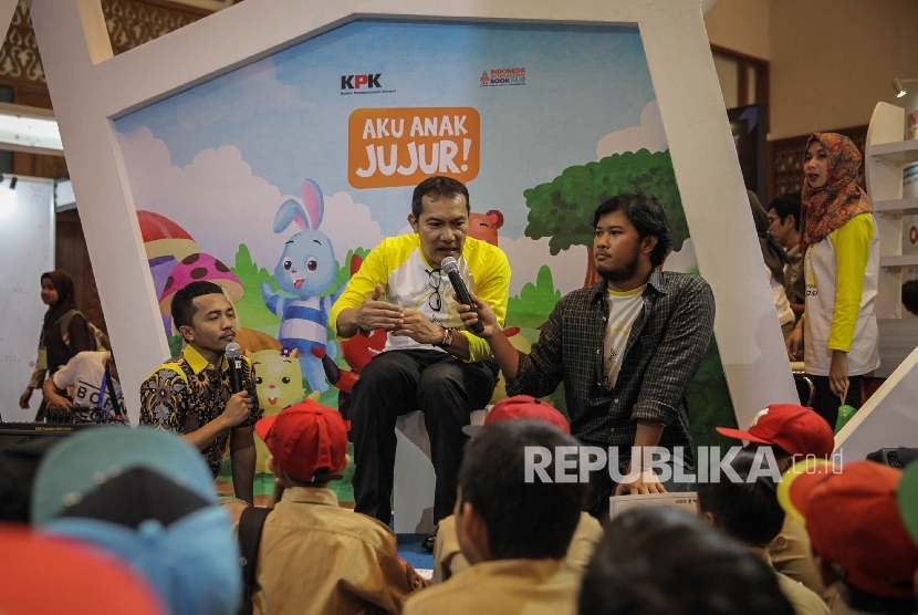 Wakil Ketua Komisi Pemberantasan Korupsi (KPK) Saut Situmorang memberikan dongeng kepada siswa Sekolah Dasar (SD) yang sedang mengunjungi Indonesia International Book Fair (IIBF) 2016 di Jakarta Convention Center, Sabtu (1/10).