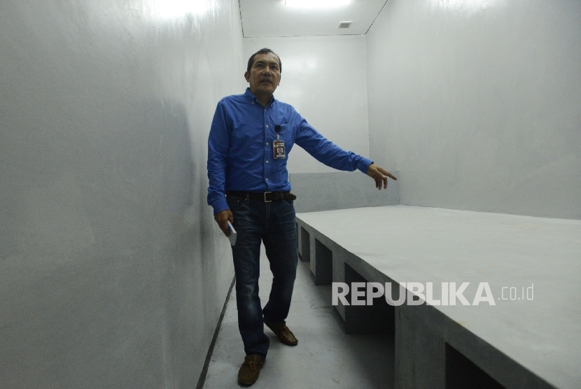 Wakil Ketua Komisi Pemberantasan Korupsi (KPK) Saut Situmorang menunjukan ruang tahanan KPK, Jakarta, Ahad (19/2).