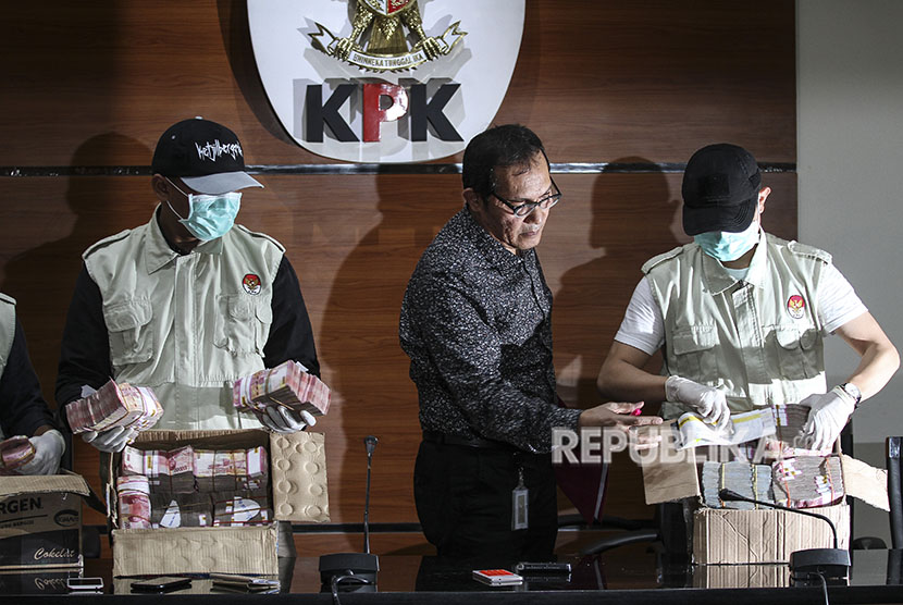 Wakil Ketua Komisi Pemberantasan Korupsi (KPK) Saut Situmorang (tengah) menunjukkan barang bukti Operasi Tangkap Tangan (OTT) KPK di Blitar dan Tulungagung di gedung KPK, Jakarta, Jumat (8/6).
