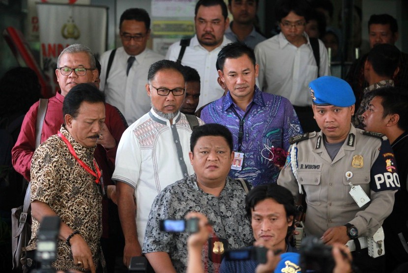 Wakil Ketua Komisi Pemberantasan Korupsi non aktif Bambang Widjojanto (tengah) keluar ruangan usai memenuhi panggilan Bareskrim Polri di Bareskrim Mabes Polri, Jakarta, Jumat (18/9). 